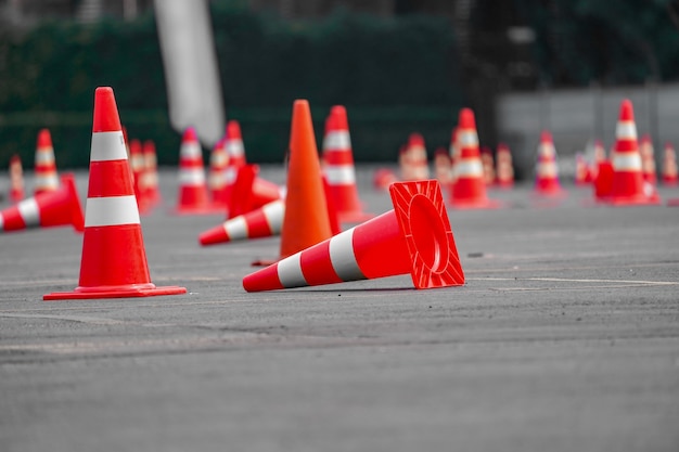 Los conos de tráfico están dispuestos en la carretera TestDrive.