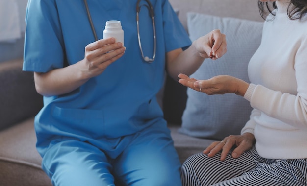 Consejero de salud mental Mujer joven durante la sesión de terapia hablando con un psicólogo en la oficina