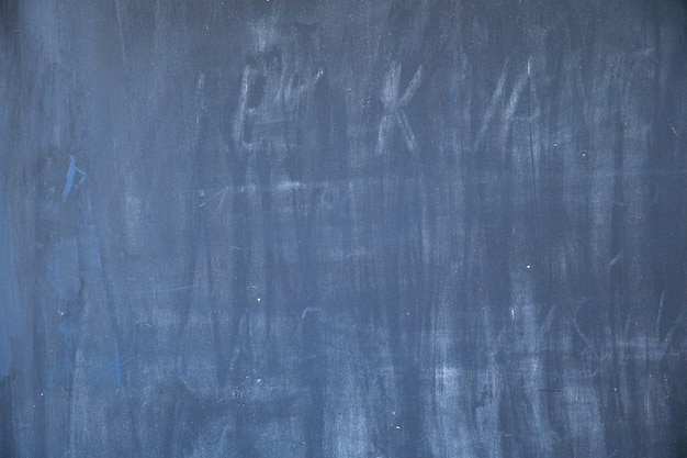 Foto los consejos escolares en las clases describen tiza y limpie con un paño, listos para usar.