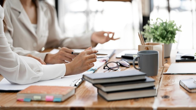 Conselheiro de empresária dois empresários falando de planejamento analisam investimento e marketing em tablet no escritório