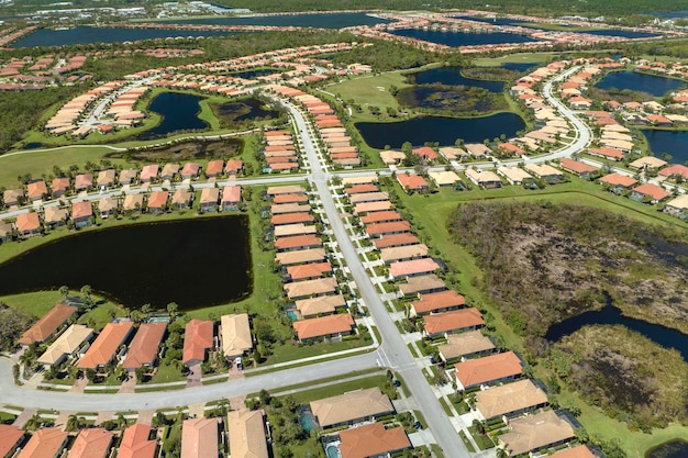 Foto consequências de um desastre natural cercado pelo furacão ian, chuvas inundam casas em áreas residenciais da flórida.