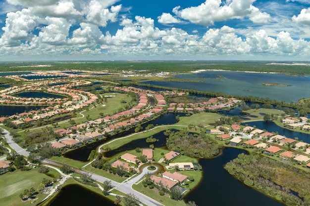 Consequências do desastre natural Inundações pesadas com água alta ao redor de casas residenciais após chuvas do furacão Ian na área residencial da Flórida