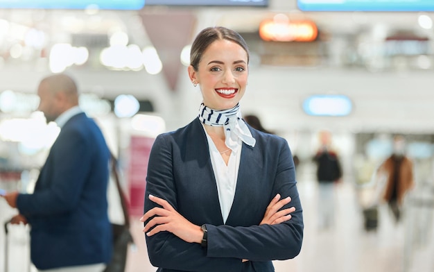 Foto conserje de aeropuerto y retrato con sonrisa de brazos cruzados y visión de carrera en viajes internacionales experto en servicio de transporte de servicio al cliente y feliz por el trabajo con motivación en el lugar de trabajo