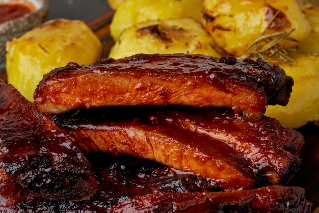 Conserva de carne de porco assada com molho vermelho. Cozinha Americana