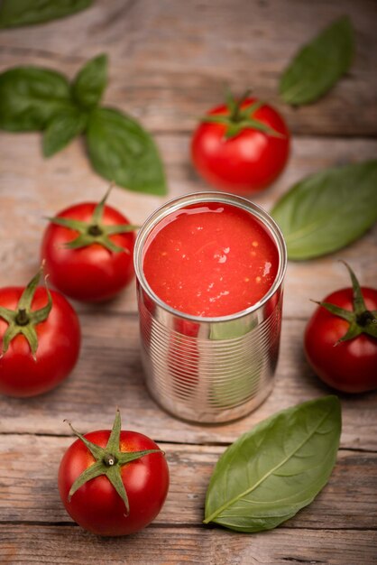Una conserva de tomates desde arriba en la mesa de madera de cerca