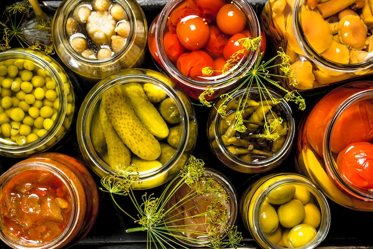 Foto conserva las verduras en frascos de vidrio en una vieja caja en pizarra negra.
