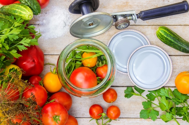 Conservación, decapado de hortalizas de tomates y pepinos. Enfoque selectivo