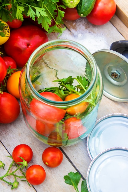 Conservación, decapado de hortalizas de tomates y pepinos. Enfoque selectivo