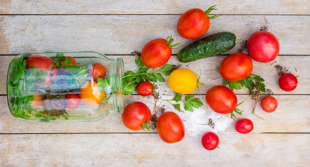 Conservación, decapado de hortalizas de tomates y pepinos. Enfoque selectivo