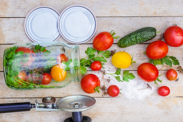 Foto conservación, decapado de hortalizas de tomates y pepinos. enfoque selectivo