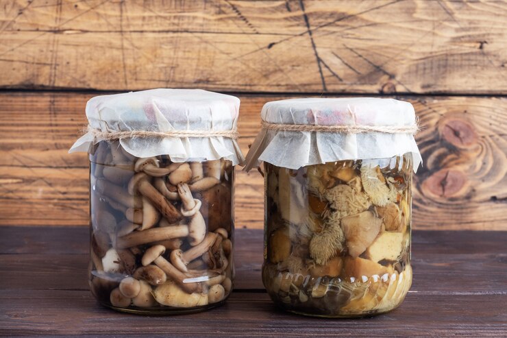 Conservación de hortalizas en bancos. Productos de fermentación. Cosecha de setas para el invierno. Copie el espacio.