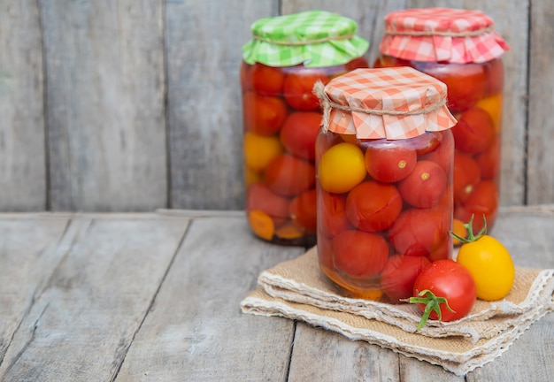 Conservación de tomates caseros. Comida