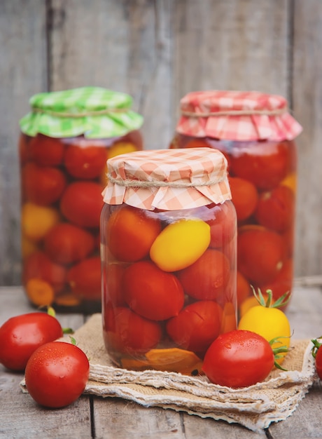 Conservación de tomates caseros. Comida