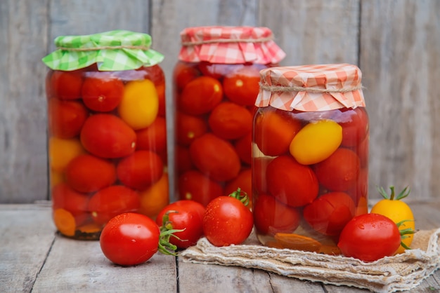 Conservación de tomates caseros. Comida