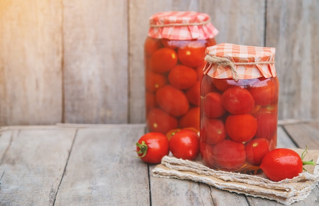 Conservación de tomates caseros. Comida