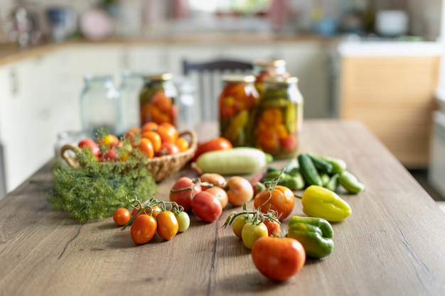 Conservación de tomates y pepinos, la cosecha se sala en tarros.