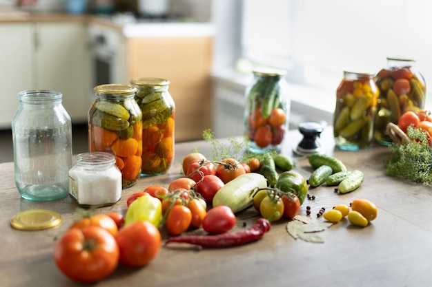 Foto conservación de tomates y pepinos, la cosecha se sala en tarros.