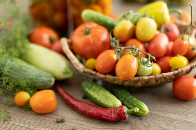 Conservación de tomates y pepinos, la cosecha se sala en tarros.