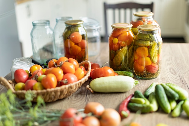 Foto conservación de tomates y pepinos, la cosecha se sala en tarros.