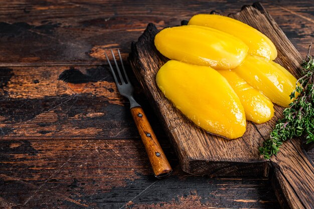 Conservar rodajas de mango en una tabla de madera