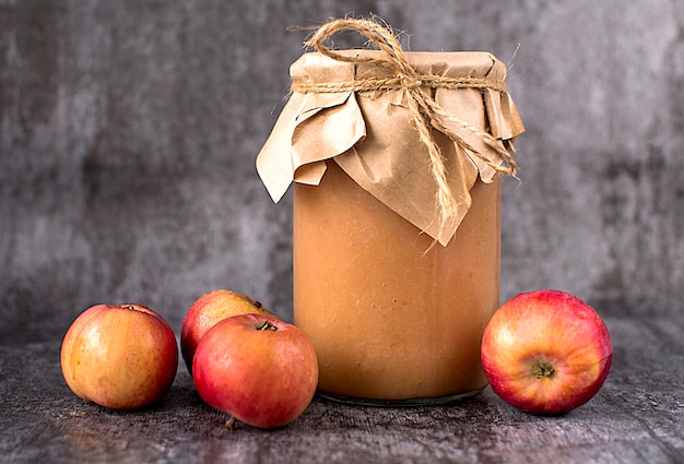 Conservar el tarro de puré de manzana y manzanas caseras.