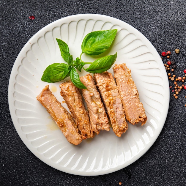 Conservas de atum em óleo frutos do mar refeição saudável lanche de comida na mesa cópia espaço fundo de comida