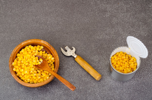 Conservas maduras de maíz amarillo dulce en frasco.