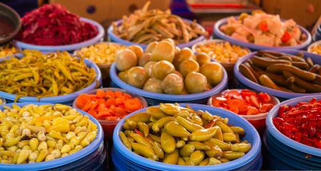 Conservas de verduras fermentadas en escabeche caseras para almacenamiento a largo plazo