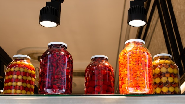 Foto conservas de verduras fermentadas en escabeche caseras en tarros