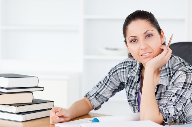 Considerado joven estudiante mirando a la cámara