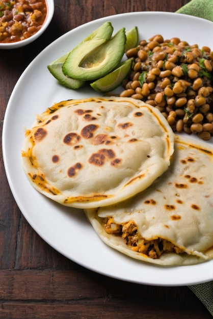 Considerado el plato nacional, las pupusas son tortillas de maíz gruesas rellenas