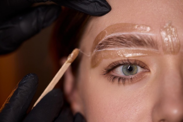 Consigue un tratamiento profesional de cejas en un salón de belleza de primera para clientes que aspiran a la perfección estética