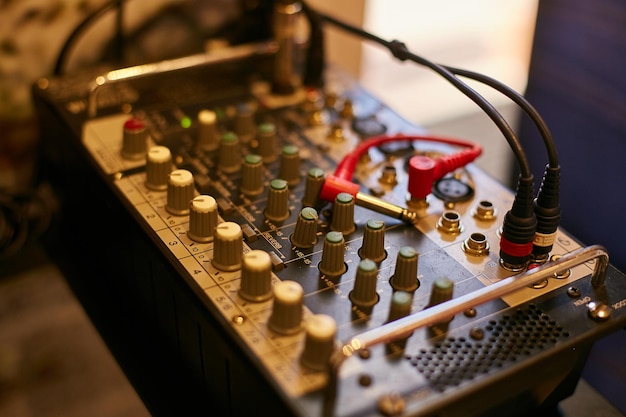 consola de dj en mezclador de fondo borroso con tablero mezclador de música de mezclador de fondo musical borroso