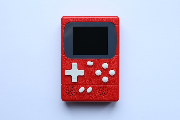 consola de juegos portátil retro aislada sobre fondo blanco vista superior colocación plana