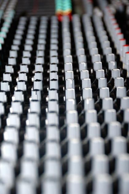 Consola de mezcla de audio en un estudio de grabación. Faders y mandos de un mezclador de sonido.