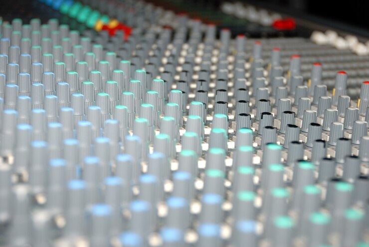 Foto consola de mezcla de audio en un estudio de grabación. faders y mandos de un mezclador de sonido.