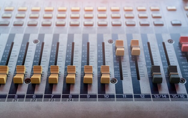 Consola mezcladora de sonido de audio. Mesa de mezclas de sonido. Panel de control de mezclador de música en estudio de grabación. Mezcla de audio