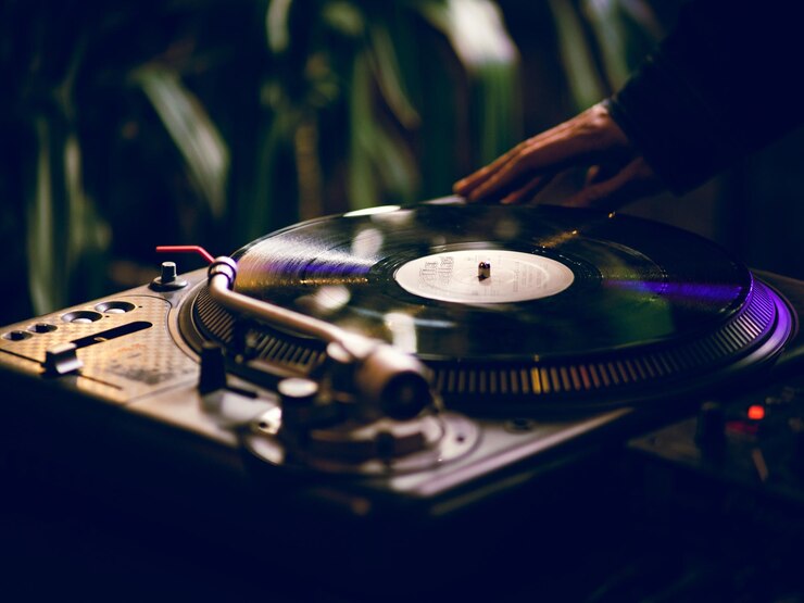 Foto consola de vinilo y mezcla