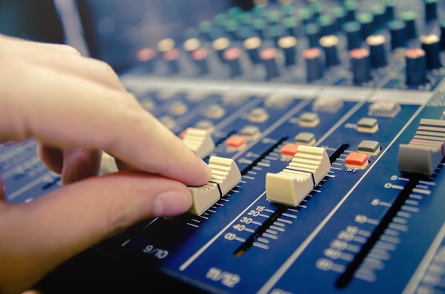 Console de mixagem de áudio e mixagem de som profissional.
