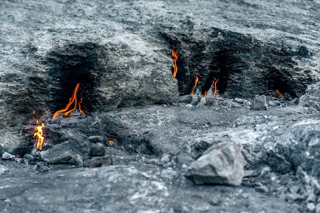 Constantemente quema fuegos en el lugar de una emisión de gas natural en el Monte Quimera (Yanartas) en Turquía