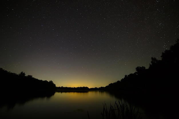 Constelação da Ursa Maior no céu noturno sobre o rio. Um lugar maravilhoso para a paisagem e viagens na viagem.