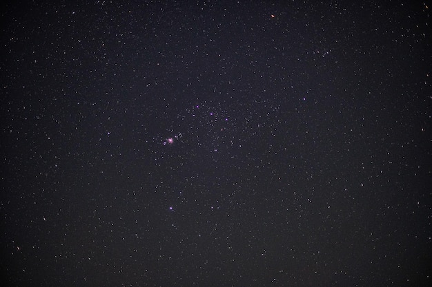 Constelação de estrelas das Plêiades no céu noturno