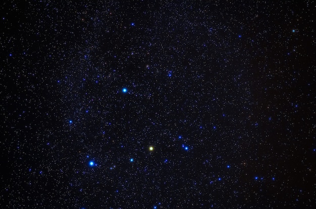 Constelação de Orion em fundo de céu azul estrelado. Astrofotografia de estrelas, galáxias e nebulosas à noite