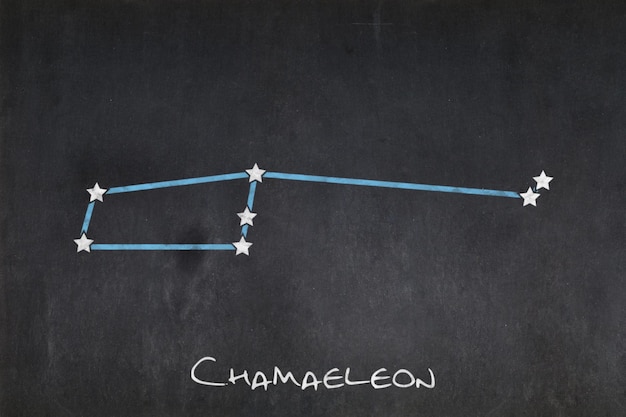 Constelación Chamaeleon dibujada en una pizarra