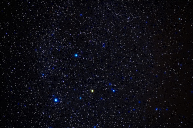 Constelación de Orión en el fondo de un cielo estrellado azul. Astrofotografía de estrellas, galaxias y nebulosas de noche