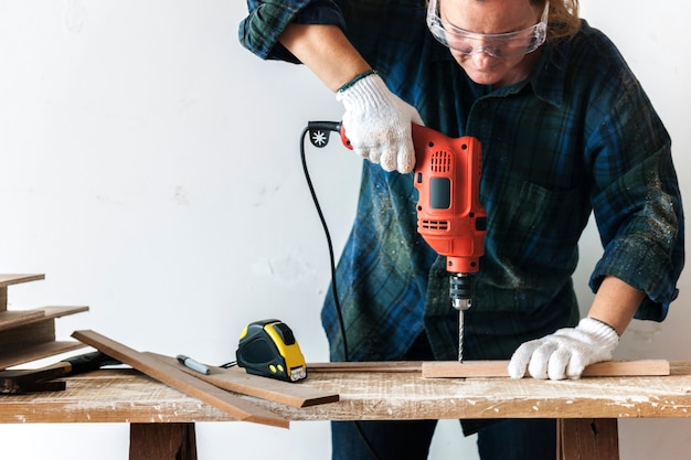 Constractor Handwerker arbeiten und verwenden Schraubendreher