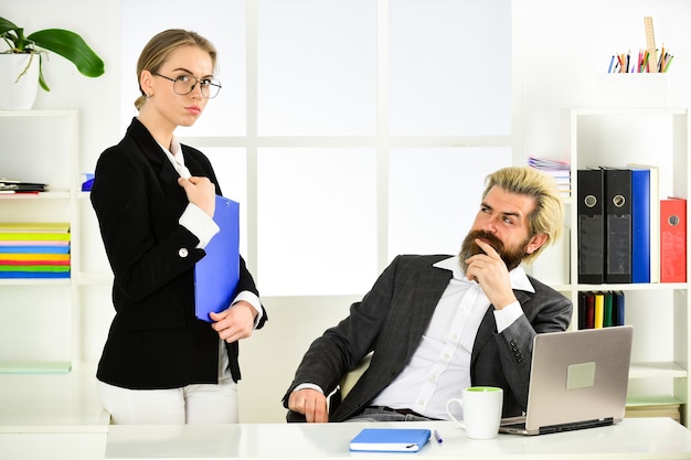 Construa uma carreira. secretária do escritório. casal de negócios trabalhando. casal no escritório. distribuir obrigações e organizar equipe de trabalho. relatório de negócios. negócio de sucesso. homem e mulher. diretor gerente chefe.