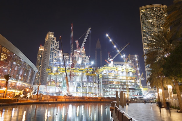 Construção à noite com luzes.