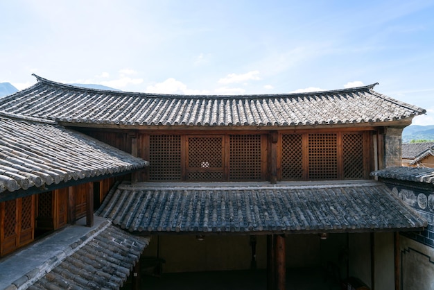 Construção antiga e céu azul em Yunnan China