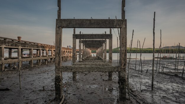 Construção antiga na praia de lama